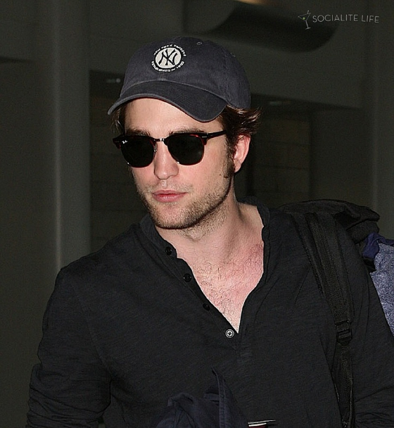 robert-pattinson-lax-airport-comic-con.jpg